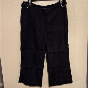 Ellen Tracy Black Cropped Pants with Gold Side Belt Design